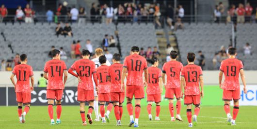 15일 경기도 용인미르스타디움에서 열린 2025년 동아시아축구연맹(EAFF) E-1 챔피언십(동아시안컵) 남자부 최종 3차전 한국과 일본의 경기에서 패배한 한국 선수들이 퇴장하고 있다. 사진=연합뉴스