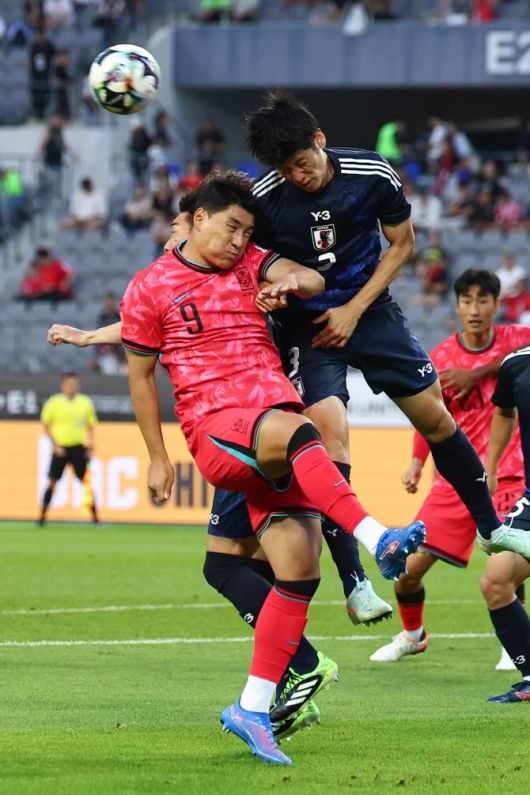 15일 경기도 용인미르스타디움에서 열린 2025년 동아시아축구연맹(EAFF) E-1 챔피언십(동아시안컵) 남자부 최종 3차전 한국과 일본의 경기. 한국 주민규가 헤딩경합을 펼치고 있다. 사진=연합뉴스