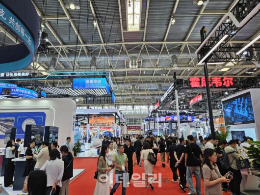 16일 ‘중국 국제 공급망 촉진 박람회’가 열린 베이징 전시관에 방문객들이 부스를 돌아보고 있다. (사진=이데일리 이명철 특파원)