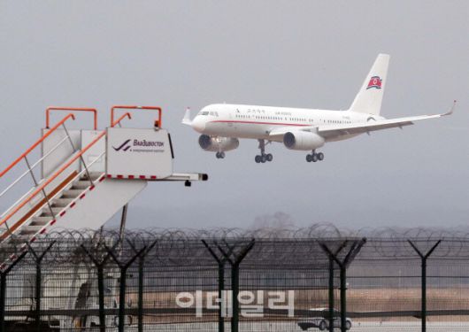 러시아 블라디보스토크공항에 북한 고려항공 여객기가 착륙하고 있다. 오는 27일 모스크바-평양 직항 노선이 재개되기 전까지 북한과 러시아를 잇는 유일한 직항 항공 노선이다. [뉴스1 제공]
