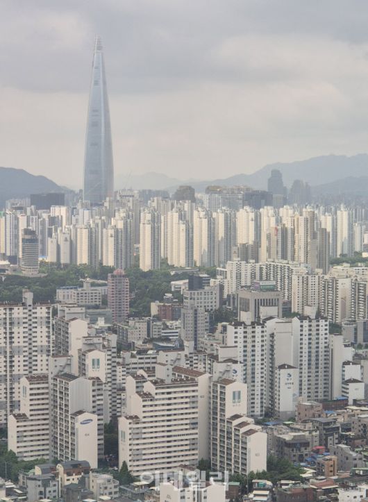 서울 강동구 강동역 인근에서 바라본 서울 시내 아파트의 모습.(사진=이데일리DB)