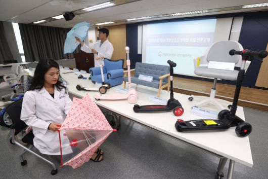 17일 서울 서초구 한국제품안전관리원에서 관계자들이 리콜 제품을 살펴보고 있다. (사진=연합뉴스)