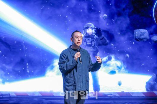 오한기 리얼타임 엔진 스튜디오 리더가 지난 16일 네이버 1784 사옥 지하 1층에 마련된 비전스테이지에서 발표하고 있다.(사진=네이버)