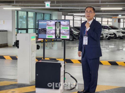 이정환 SK렌터카 대표이사가 차량 하부 스캐너 기능을 설명하고 있다.  (사진=이배운 기자)
