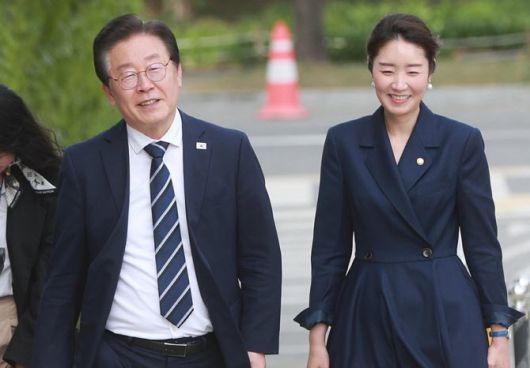 이재명 대통령(당시 더불어민주당 대표)이 2023년 4월 24일 서울 여의도 민주당 중앙당사에서 열린 전세사기 피해 고충 접수센터 현판식 후 강선우 의원(당시 대변인)과 국회로 이동하고 있다. (사진=국회사진기자단)