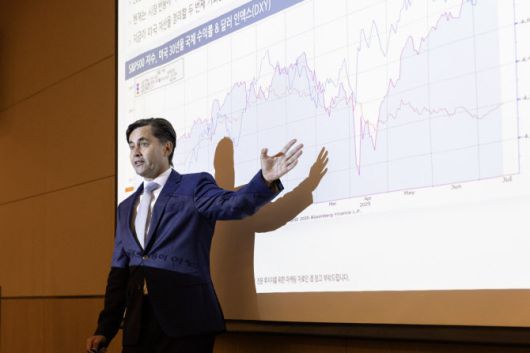 조슈아 크랩 로베코자산운용 아시아태평양 주식운용 대표가 17일 서울 여의도 전경련회관에서 열린 ‘2025년 하반기 글로벌 주식시장 전망 기자간담회’에서 발언하고 있다. (사진=엑세스 커뮤니케이션)