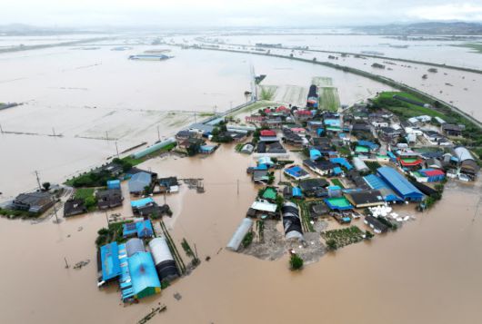 지난 17일 충남 예산군 삽교읍 용동3리 일대 마을이 폭우로 침수돼 있다.(사진=연합뉴스)