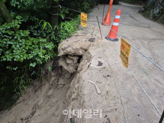 지난 16일부터 내리고 있는 ‘극한호우’로 국보 ‘경주 석굴암’ 진입로 사면 일부가 유실돼 경고문과 안전선이 설치돼 있다. (사진=국가유산청)