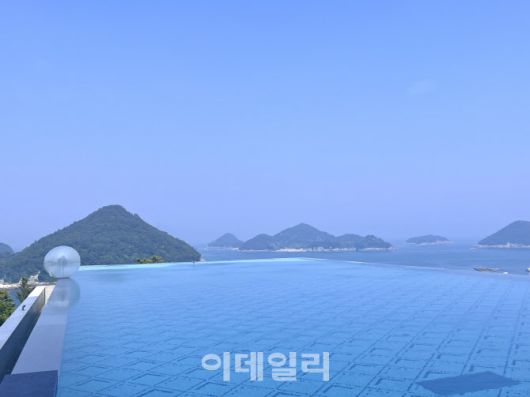 남해가 파노라마 뷰로 보이는 쏠비치 남해 인피니티풀 (사진=이민하 기자)
