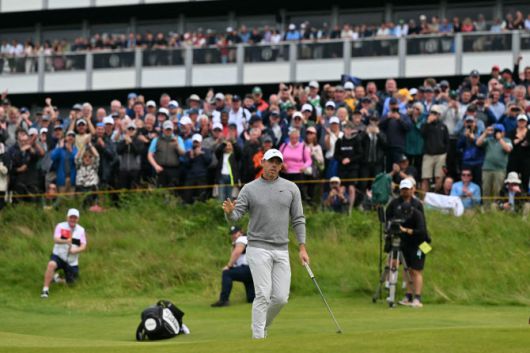 로리 매킬로이가 2번홀에서 버디를 잡아낸 뒤 주먹을 쥐고 있다. (사진=AFPBBNews)