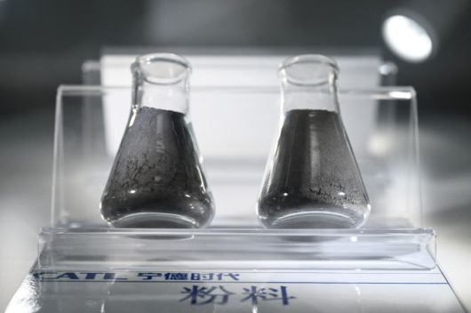 배터리에 사용되는 흑연 분말(왼쪽)과 니켈·코발트·망간(NCM) 분말.(사진=AFP)