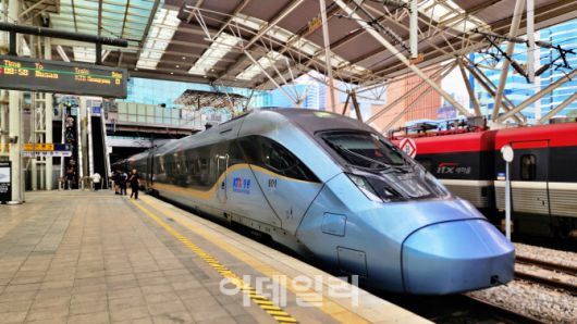 코레일관광개발의 럭셔리투어상품인 ‘명작’은 서울에서 청룔열차를 타고 편하게 부산까지 이동한다.