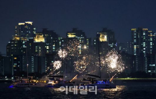 부산 광안리 앞바다에서는 매일밤 요트 체험객들을 대상으로 불꽃놀이를 한다.