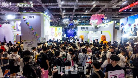 빌리빌리 월드 2025에 참가한 승리의 여신: 니케 부스에 많은 관람객이 방문하고 있다.(사진=텐센트)