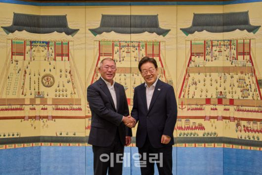 이재명 대통령이 지난 14일 서울 한남동 관저에서 정의선 현대자동차그룹 회장과 만찬회동에 앞서 기념촬영을 하고 있다.(사진=뉴스1)