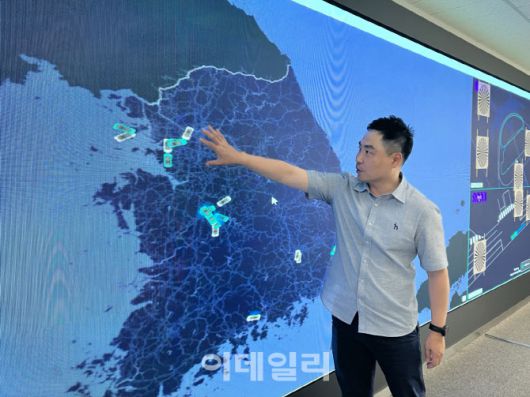 한지형 오토노머스에이투지 대표가 경기 안양 연구소 내 통합 관제실에서 전국 각지에서 운영중인 자율주행버스를 체크하고 있다.(사진=정병묵 기자)