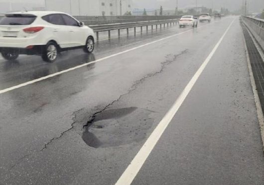오산 옹벽 붕괴 사고 도로에서 발견된 포트홀과 크랙. (사진=온라인 갈무리)