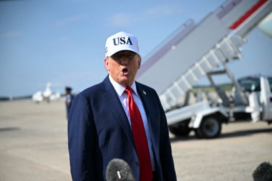 3일(현지시간) 아이오와로 떠나기 전 앤드루스 공군기지에서 만난 기자들을 만난 도널드 트럼프 미국 대통령.(사진=AFP)