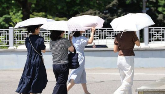 폭염이 이어진 10일 서울 서초구에서 시민들이 내리쬐는 땡볕에 양산을 쓰고 걸어가고 있다.(사진=연합뉴스)