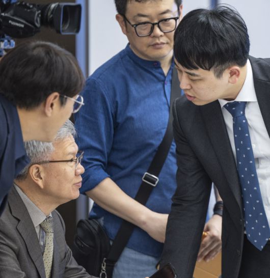 김택우 대한의사협회장(왼쪽)과 한성존 대한전공의협의회 비상대책위원장이 19일 서울 용산구 대한의사협회 대강당에서 열린 전공의협의회 임시대의원 총회에서 만나 대화하고 있다.(사진=연합뉴스)