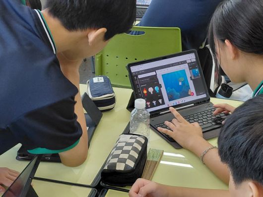서울 송파구의 한 중학교에서 학교자율시간으로 개설한 ‘기후변화와 우리’ 수업 중 학생들이 포스터를 만들고 있다. (사진=김응열 기자)