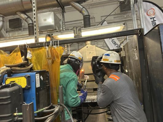 기술 강사 존 윌리엄스(오른쪽)가 견습생 제임스 투니아의 용접기술을 가르치고 있다. (사진=김상윤 특파원)