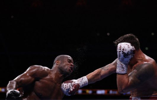 올렉산드르 우식(오른쪽)이 대니얼 뒤부아에게 오른손 훅을 적중시키고 있다. 사진=AFPBBNews