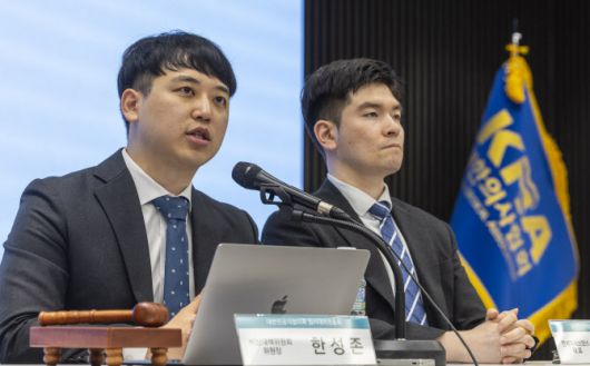 한성존 대한전공의협의회 비상대책위원장(왼쪽)이 19일 서울 용산구 대한의사협회 대강당에서 열린 전공의협의회 임시대의원 총회에서 인사말을 하고 있다. (사진=연합뉴스)