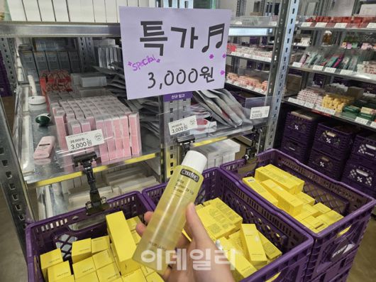 오프뷰티 매장 내 특가 행사 코너. 정가 1만2000원 상당의 미스트 제품이 3000원에 판매되고 있다. (사진=한전진 기자)