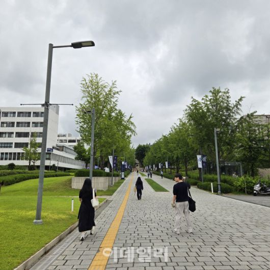 20일 서울 서대문구 연세대 캠퍼스에서 학생들이 지나가는 모습. (사진=김현재 수습기자)