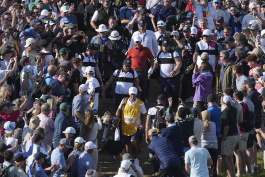 20일(한국시간) 영국 북아일랜드 포트러시의 로열 포트러시 골프장에서 열린 제153회 디오픈 챔피언십 3라운드. 로리 매킬로이가 팬들에 둘러싸여 이동하고 있다.(사진=AP/뉴시스)