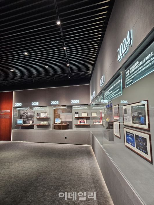 중국 베이징 알리바바 캠퍼스 내 전시관에 연혁별 사업 성과가 전시돼있다. (사진=이데일리 이명철 특파원)