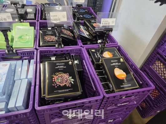 오프뷰티 매장에 진열된 제이엠솔루션 마스크팩 세트. 정상가 2만원에서 8000원으로 할인돼 판매되고 있다. (사진=한전진 기자)