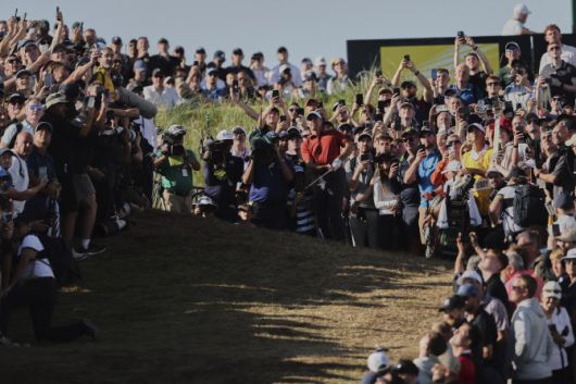 20일(한국시간) 영국 북아일랜드 포트러시의 로열 포트러시 골프장에서 열린 제153회 디오픈 챔피언십 3라운드. 로리 매킬로이가 어프로치 샷을 하고 뒤에 수많은 팬들이 이를 지켜보고 있다.(사진=AP/뉴시스)