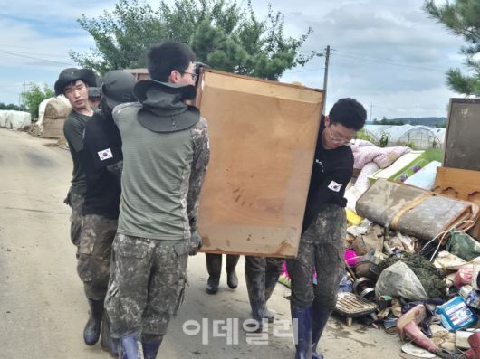 호우피해 복구지원 모습(사진=육군)