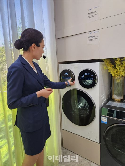 중국 산둥성 칭다오 하이얼 본사에서 한 직원이 일명 ‘게으름뱅이 세탁기’를 조작하고 있다. (사진=이데일리 이명철 특파원)