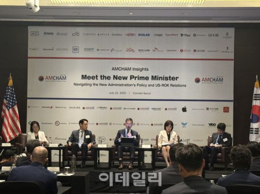 22일 서울 여의도 콘래드서울 호텔에서 열린 주한미국상공회의소(암참) 세미나에서 참석 패널들이 토론하고 있다.(왼쪽부터)최찬경 GR코리아 이사, 김한규 더불어민주당 의원, 김태형 인베스트코리아 대표, 서지영 KBS 정치외교부 의정팀장, 이왕휘 아주대 정치외교학과 교수(통일연구소장).(사진=공지유 기자)