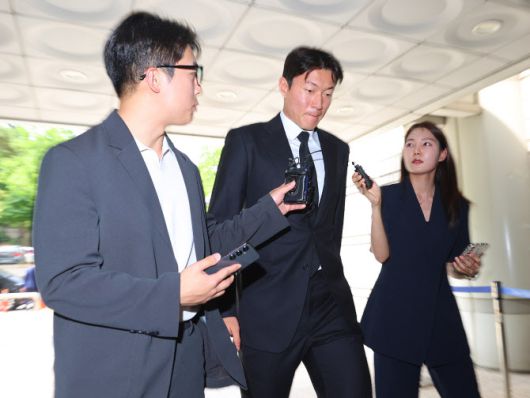 불법 촬영 혐의로 1심에서 징역 1년에 집행유예 2년을 선고받은 축구선수 황의조가 지난달 19일 서울 서초구 서울고등법원에서 열린 2심 첫 공판에 출석하고 있다. (사진=연합뉴스)