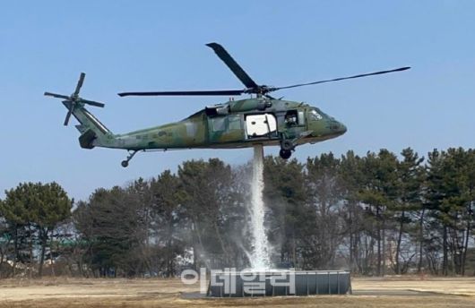 UH-60 헬기에 내부 물탱크 장착 후 투하 모습 (사진=방위사업청)