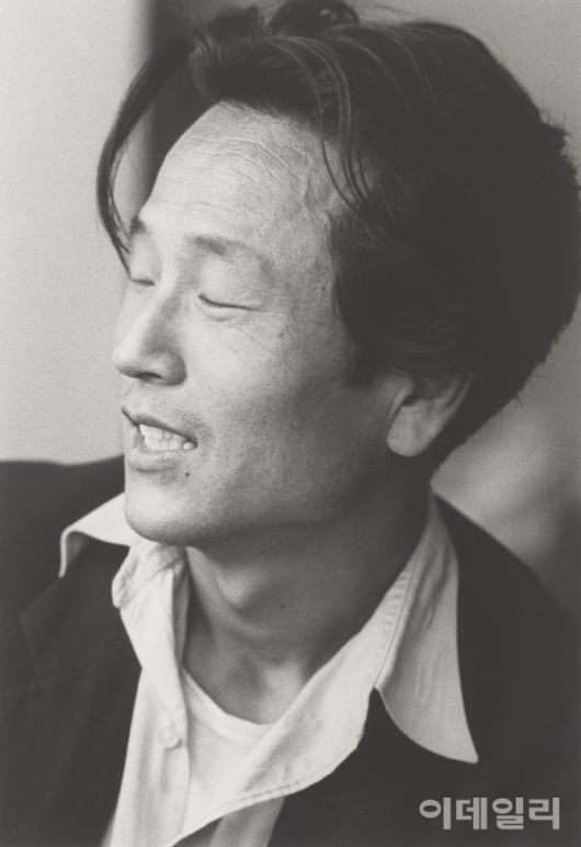 작가 한묵. 사진작가 임응식(1912∼2001)이 촬영하고 ‘한묵 인물’(1954)이란 제목을 달았다. 비스듬한 자세, 구겨진 셔츠, 흘러내린 머리 등 한묵의 캐릭터를 그대로 드러낸 순간을 포착했다. 종이에 젤라틴실버프린트, 25.5×35㎝. 국립현대미술관 소장.