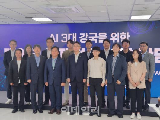 25일 서울 마포구 SW마에스트로 마포에서 열린 ‘AI 3대 강국을 위한 데이터 규제혁신 현장 간담회’에서 참석자들이 기념사진을 촬영하고 있다.(사진=이소현 기자)