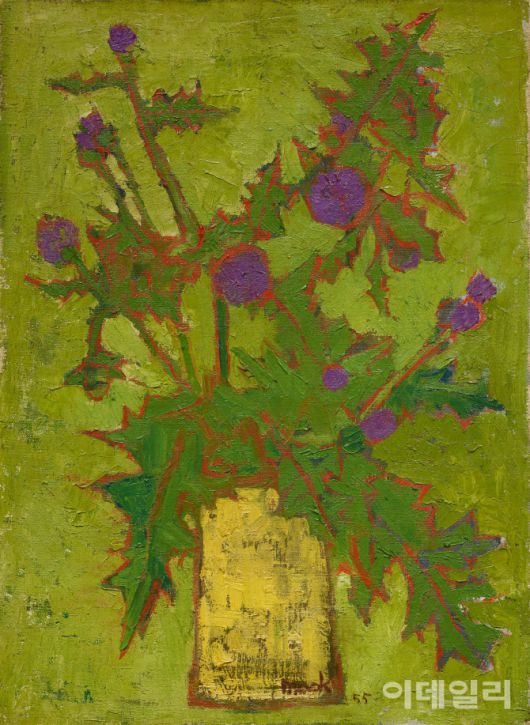 한묵의 ‘엉겅퀴’(1955). “현대의 새로운 조형정신은 한 생명력에의 커다란 감동”이라고 한 작가의 이상주의적 예술세계를 고스란히 드러낸 작품으로 꼽힌다. 추상회화 ‘엉겅퀴’(1958)의 모본으로 추정하기도 한다. 구체적인 자연대상에서 출발하지만 점차 단순화하며 추상회화로 전개해가는 과정을 직관적으로 보여준다. 캔버스에 유화 물감, 45×33.5㎝. 국립현대미술관 소장.