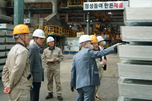 영풍 사외이사들이 경북 봉화군 석포제련소 주조공장에서 아연괴 제품을 살펴보고 있다.(사진=연합뉴스)