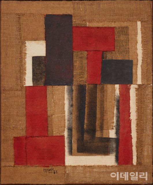 한묵의 ‘「T」구성’(1963). 1961년 프랑스로 건너간 이후 ‘파리’라는 낯선 제작환경 속에서 받아들인 새로운 조형요소를 실험하는 과정을 내보인 작품이다. 넓고 성긴 마대 천에 사각형·직사각형 등 기하학적 형태의 붉은색과 검은색을 배치했다. 천을 붙여낸 콜라주 기법도 보인다. 화면의 프레임을 벗겨내고 찾은 또 다른 공간 속에서 추구한 조화·균형감각이 보인다. 지난 5월 1일 국립현대미술관 서울에서 개막한 ‘MMCA 서울 상설전: 한국현대미술 하이라이트’에 나왔다. 황마에 유화 물감·천·콜라주, 73×60㎝. 국립현대미술관 소장.