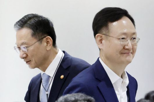 이재명정부 검찰 개혁 논의를 이끌고 있는 정성호 법무부 장관(왼쪽)과 봉욱 대통령실 민정수석비서관. 사진은 지난 22일 서울 용산 대통령실 청사에서 이재명 대통령 주재로 열린 국무회의 참석 모습. (사진=연합뉴스)