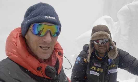 지난 2021년 7월19일(현지시각) 브로드피크 정상 아래 해발 7900m 지점에서 조난당한 김홍빈 대장과 만나 사진을 찍고 있는 러시아 산악인 비탈리 라조. (사진=뉴스1)