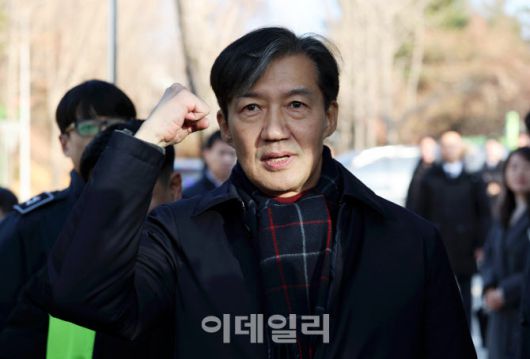 자녀 입시비리 혐의 등으로 징역형이 확정돼 수감되는 조국 전 조국혁신당 대표가 지난해 12월 16일 오전 경기도 의왕시 서울구치소로 출석하며 지지자들과 인사하고 있다. (사진=뉴시스)