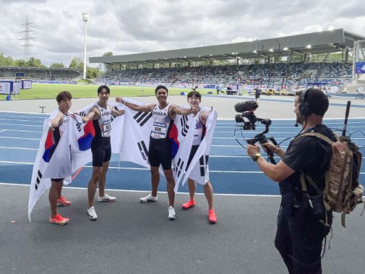 27일(한국시간) 독일 보훔 로르하이데 스타디움에서 열린 U대회 육상 남자 400ｍ 계주 결선에서 우승한 한국 선수들이 기념 촬영을 하고 있다. 왼쪽부터 김정윤, 이재성, 나마디 조엘진, 서민준. 사진=대한육상연맹