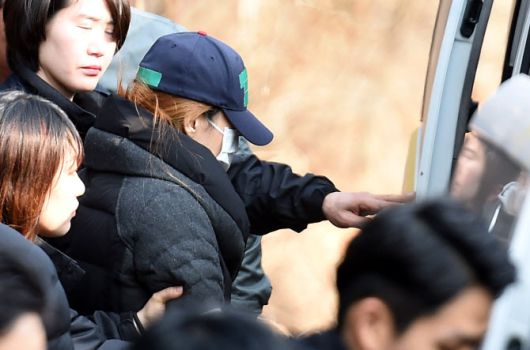 신원영군 암매장 사건의 현장검증이 진행된 2016년 3월 14일 오후 경기도 평택시 청북면의 한 야산에서 계모 김모씨가 현장검증을 마친 뒤 차량으로 이동하고 있다. (사진=뉴시스)