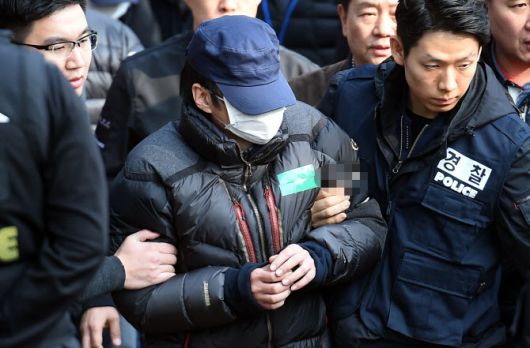 신원영군 암매장 사건의 현장검증이 진행된 2016년 3월 14일 오후 경기도 평택시 청북면의 한 야산에서 친부 신모씨(38)가 현장검증을 마친 뒤 차량으로 이동하고 있다. (사진=뉴시스)